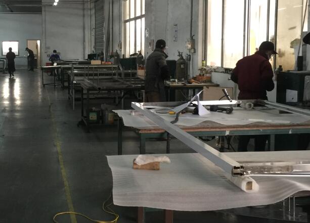 Basit Stil Metal Oturma Odası Sehpa 1.5 & quot; Geniş C Şekilli Sehpa 0