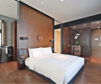 Klasik Stil Koyu Ceviz Kaplama Otel Yatak Odası Mobilya Takımları Yüksek Dayanıklı